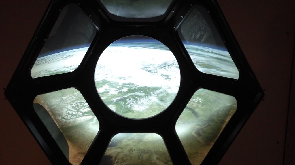 Patrz: Ziemia, Planetarium Niebo Kopernika